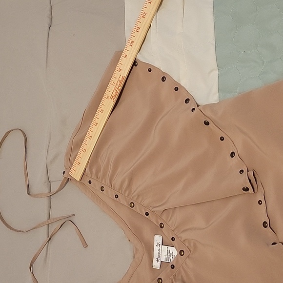 Hannah G. Ruffled Beige Top Size Small - Picture 11 of 16